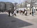 Skolungdomar som spelar basketboll pa en skolgard i Beijing centrum