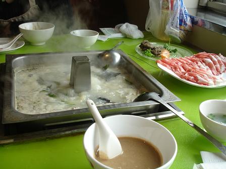 Mongoliskinspirerad restaurang med kokande gryta mitt i bordet dar man sjalv kokar sin mat