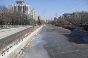Kanalen i Beijing är nu helt frusen