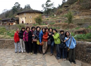 Elva damer från Beijing på besök i Yongding i Fujianprovinsen