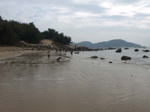 Strand på Nanao Island där det gick att hitta mycket vackra stenar som spolades iland