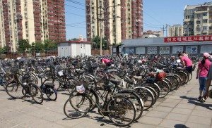 Många kom med cykel eller elmoped till marknaden