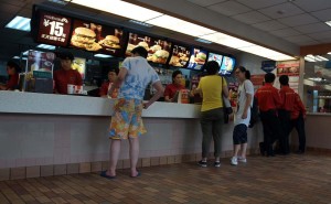 Interiör från McDonalds vid Panjiayuan Bridge i Beijing
