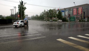 Det regnar över Hongyan Road i Beijing den 26 augusti 2011