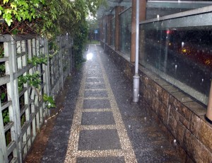 Det regnar över Hongyan Road i Beijing den 26 augusti 2011