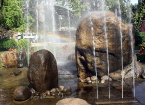 Regnbåge i fontänen
