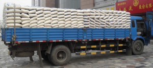 En lastbil kommer lastad med ris