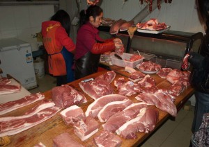 Vägen till och från och besök på en matmarknad i Beijing
