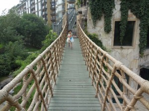 Ella på den älskade längsta hängbron i bostadsområdet